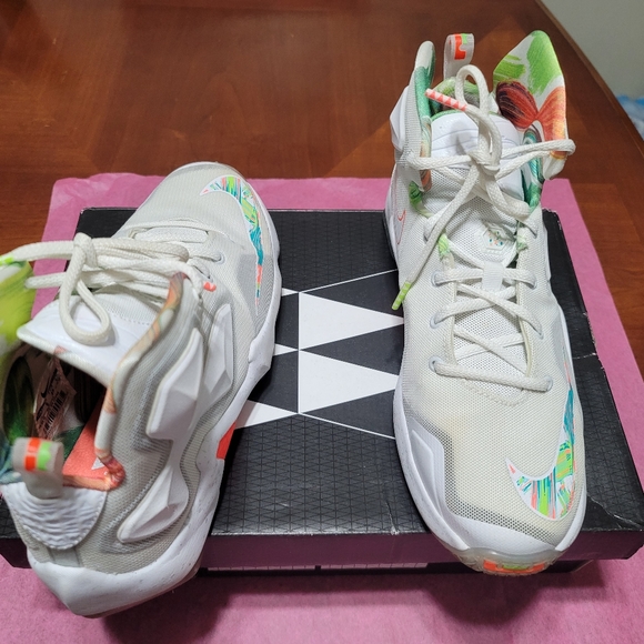 LeBrons Size 7y /8.5 womens - Picture 8 of 8